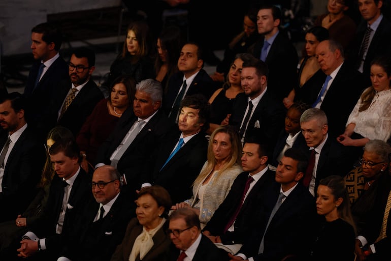 Los presidentes sudamericanos que acompañaron la ceremonia: Javier Milei (C) junto a su hermana Karina Milei; Daniel Noboa, de Ecuador y Santiago Peña, de Paraguay.