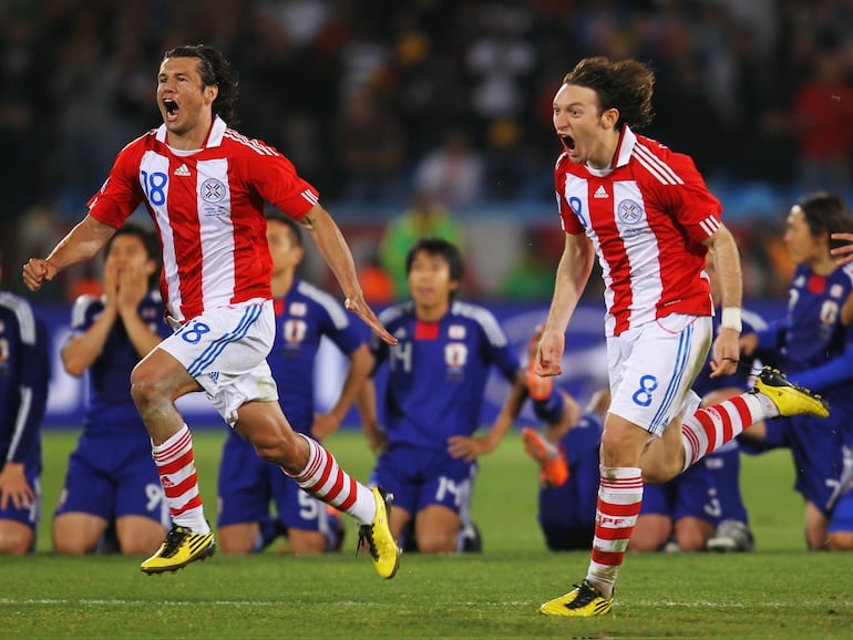 El delantero Nelson Haedo Valdez y el mediocampista Édgar Barreto Salen a festejar el último tanto de la tanda de penales ante la selección de Japón.
