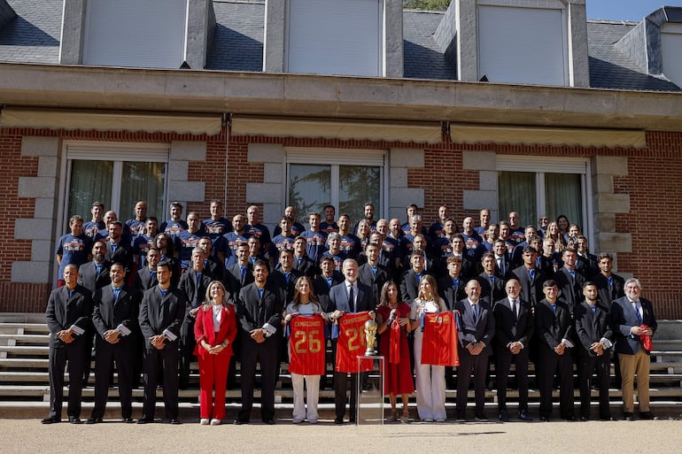 Los reyes Felipe VI y doña Letizia, la princesa de Asturias y la infanta Sofía, junto a los integrantes de la Selección Española Masculina de Fútbol. (EFE/Daniel González)