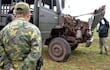 los-peritos-levantan-las-evidencias-del-camion-que-fue-objeto-de-emboscada-observa-un-miembro-de-la-fuerza-de-tarea-conjunta--194018000000-1496407.jpg
