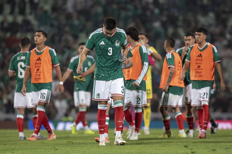 Los jugadores de México después del empate sin goles con Uruguay en un amistoso de la Fecha FIFA de noviembre en el estadio Corona, en Torreón, México.