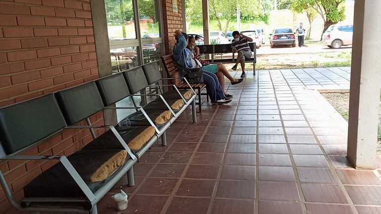 Asientos viejos y rotos reciben a los pacientes con cáncer que realizan sus tratamientos y consultas en el Incan.