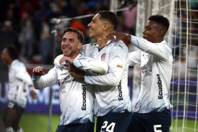 Lucas Piovi (i) de Liga celebra un gol con Paolo Guerrero (c) y Óscar Zambrano hoy, en un partido de las semifinales de la Copa Sudamericana entre Liga de Quito y Defensa y Justicia en el estadio Rodrigo Paz Delgado en Quito (Ecuador).