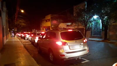 Fila de vehículos en estaciones de servicio de Petropar.