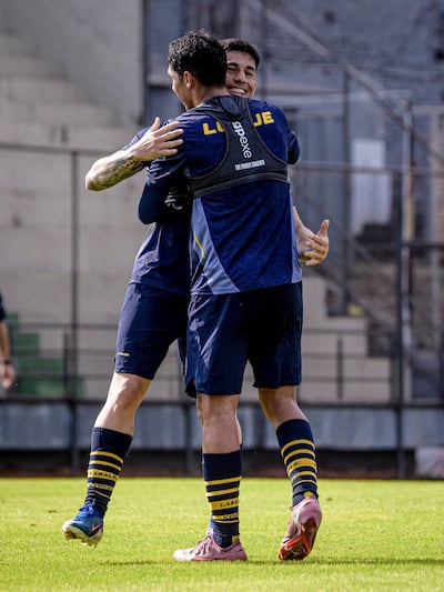 Giovanni Bogado congratula a Lautaro Comas por su gol, con el que el Sportivo Luqueño se impuso en el segundo partido por 1-0.
