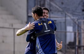 Giovanni Bogado congratula a Lautaro Comas por su gol, con el que el Sportivo Luqueño se impuso en el segundo partido por 1-0.