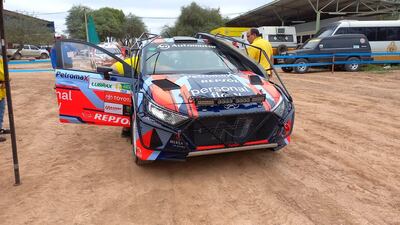 El Hyundai i20 N Rally 2 de Fabrizio Zaldívar durante la instalación del GPS en el Parque Cerrado de la carrera en la Terminal de Ómnibus de Mariscal Estigarribia.
