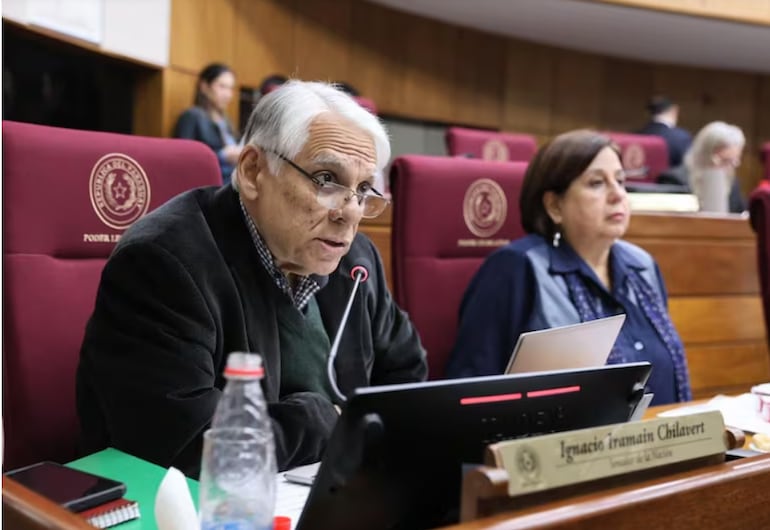 Los senadores opositores Ignacio Iramaín y Esperanza Martínez, dos de los legisladores que proponen suspender nuevas universidades privadas. Foto: Prensa Senado.