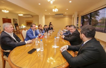 Reunión de ministros de la Justicia Electoral con las nuevas autoridades del Partido Liberal Radical Auténtico (PLRA). Foto: Justicia Electoral /Facebook