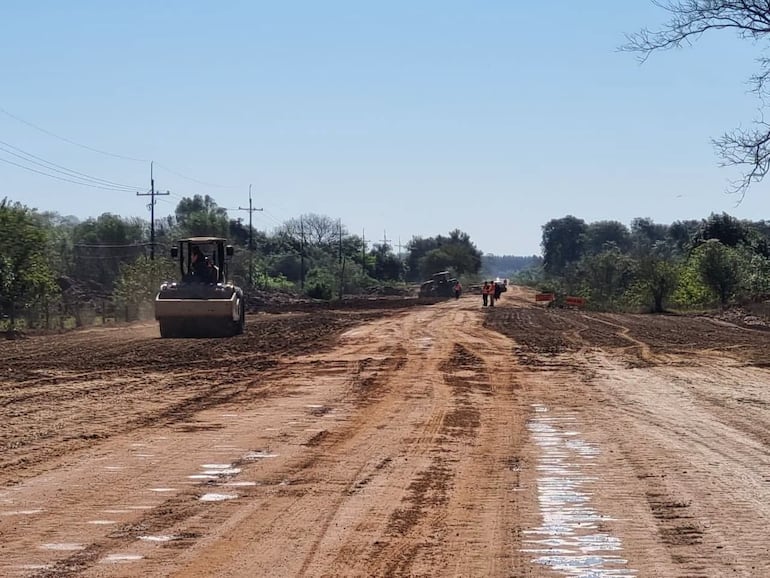 Se inician las obras de movimiento de suelo para la construcción de pavimentación rígida en el tramo Humaitá -Paso de Patria, tiene una longitud de 25 km.