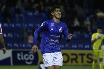El delantero David Fernández festeja el segundo gol danzarín en el triunfo ante Sportivo San Pedro del Paraná. (Foto: APF)