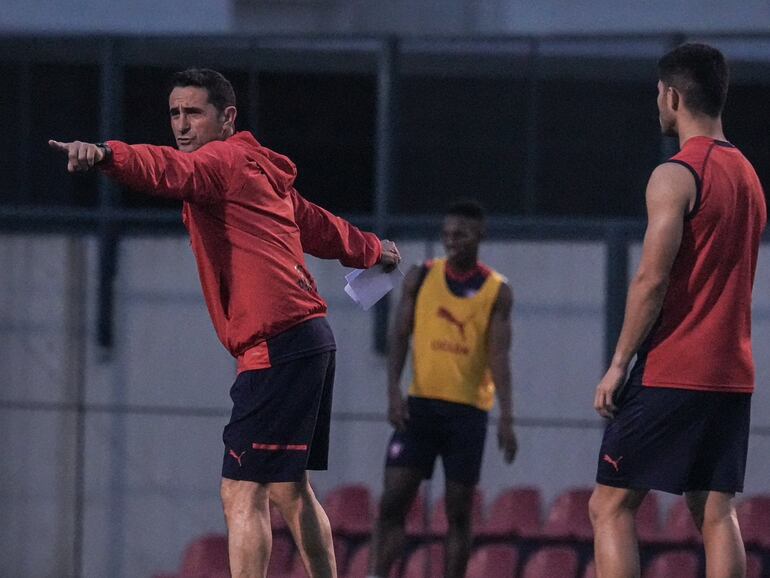 El español Manolo Jiménez, técnico de Cerro Porteño, en una sesión de entrenamiento del plantel en el estadio la Ollita en Asunción, Paraguay.