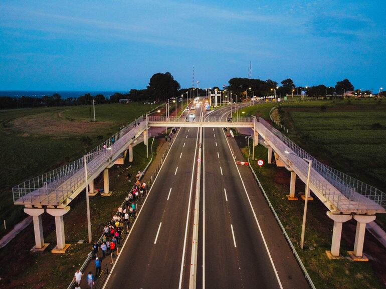 El viaducto peatonal del km 50,200 de la ruta PY02, punto de inicio de la peregrinación a la Basílica de Caacupé.
