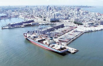 Vista aérea del Puerto de Montevideo, Uruguay.
