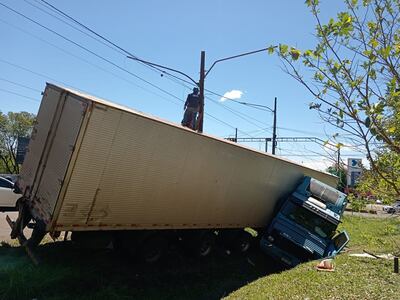 El camión, de gran porte, se despistó y derribó dos columnas recién inauguradas de la ANDE.
