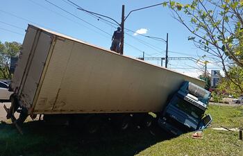 El camión, de gran porte, se despistó y derribó dos columnas recién inauguradas de la ANDE.