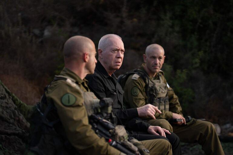 El ministro de Defensa israelí, Yoav Gallant (C) junto a miembros del ejército de Israel.