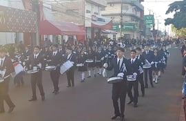 Gran cantidad de estudiantes de Pedro Juan Caballero rinden su homenaje a la patria y a la madre al son de los bombos.