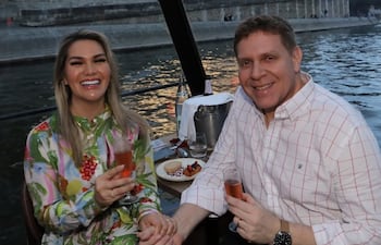 Imagen de archivo: la diputada Johana Vega y Eddie Jara, presidente de Petropar, en un viaje.