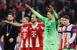 Los jugadores del Bayern Múnich celebran el triunfo por 4-3 sobre el Real Madrid (global 6-4), para avanzar a las semifinales de la Champions League.