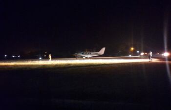 Las luces de automóviles y motocicletas ayudaron al aterrizaje y despegue de este avión en el aeropuerto de Fuerte Olimpo para llevar a un enfermo.