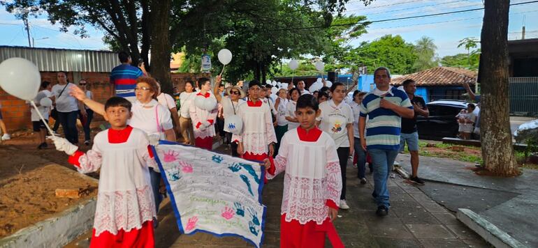 Fieles católicos participaron de la caminata por la familia en la ciudad de Villa Elisa,