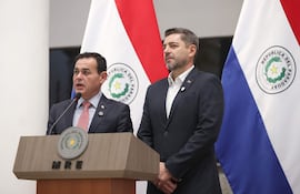 El ministro de Relaciones Exteriores de Paraguay, Rubén Ramírez (i), habla en una rueda de prensa junto al vicepresidente de Paraguay, Pedro Alliana, este viernes en Asunción (Paraguay). EFE/ Juan Pablo Pino