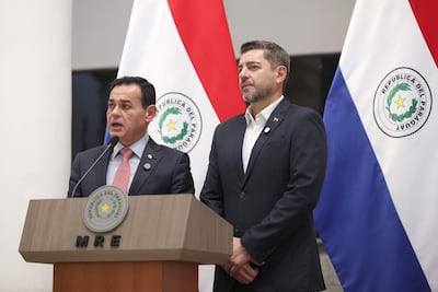El ministro de Relaciones Exteriores de Paraguay, Rubén Ramírez (i), habla en una rueda de prensa junto al vicepresidente de Paraguay, Pedro Alliana, este viernes en Asunción (Paraguay). EFE/ Juan Pablo Pino