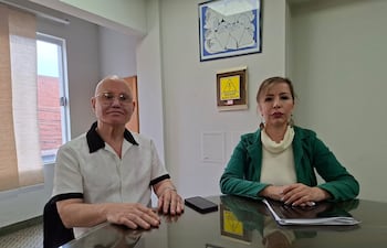 El empresario denunciante Édgar Darío Velazco González y la abogada Carolina Vázquez, en la redacción de ABC Color.