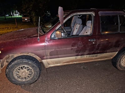 Agresión entre candidatos a intendente en Gral. Caballero dejó vehículos dañados y dos agredidos.