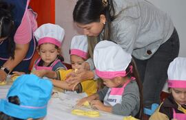 Los alumnos del preescolar del Centro Educativo San Martín de Porres de Ñemby en plena tarea de la elaboración de la chipa.