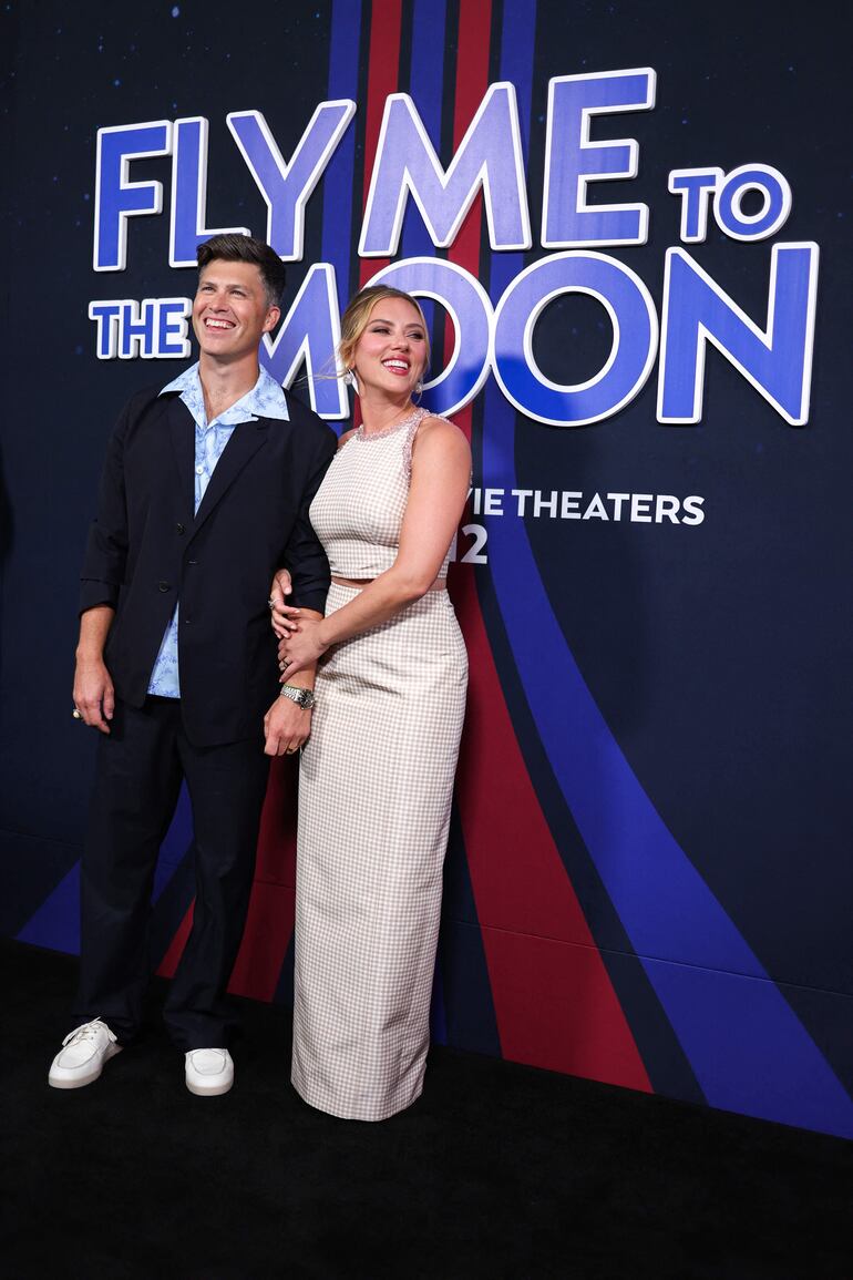 Scarlett Johansson no soltó a su marido Colin Jost en la alfombra roja del filme "Fly Me to the Moon". (Charly TRIBALLEAU / AFP)