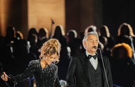 Karol G y Andrea Bocelli en un histórico concierto gratuito llevado a cabo en la Plaza del Vaticano.