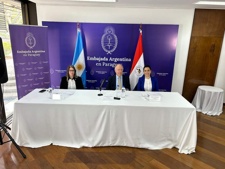 Sabrina Cordero, consejera de la Sección Económica y Comercial; Guillermo Nielsen, embajador de Argentina en Paraguay y Rocío Fernández, consejera de la Sección Económica y Comercial.