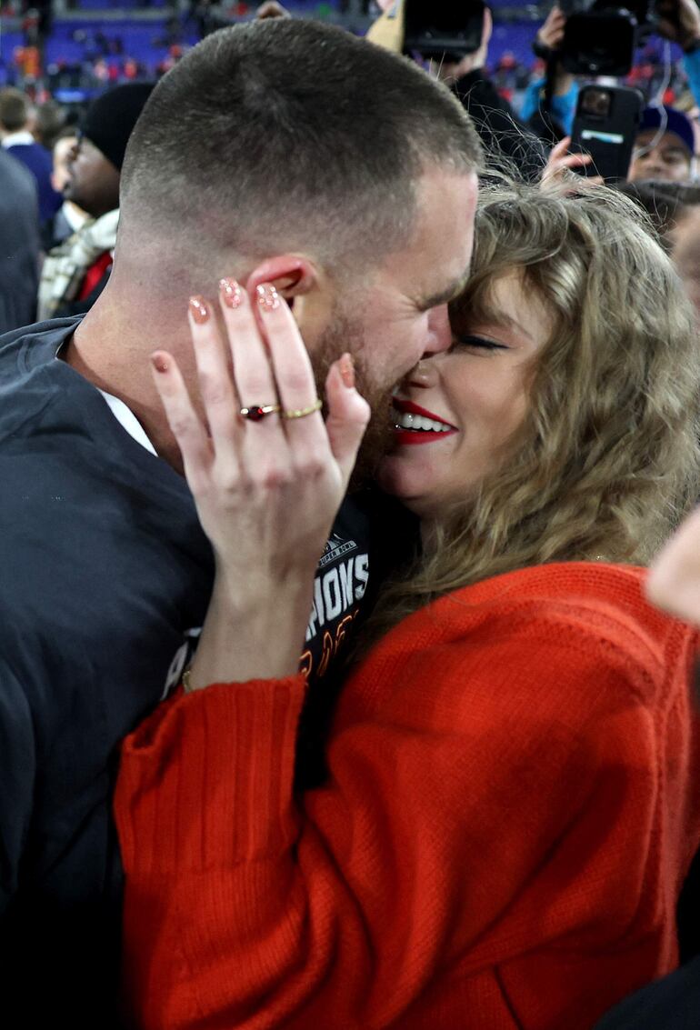 ¡Felices! Travis Kelce, el número 87 de Kansas City Chiefs celebra con su novia Taylor Swift la victoria ante Baltimore Ravens. (Patrick Smith/Getty Images/AFP)