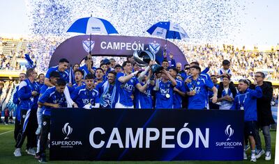 Celebración de los componentes del plantel de Vélez Sarsfield tras la obtención de la Supercopa Argentina.