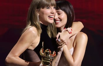 Taylor Swift recibió el premio Artist Director Honors de manos de Dakota Johnson, en los MTV Video Music Awards (VMA). (Kevin Winter/Getty Images/AFP)