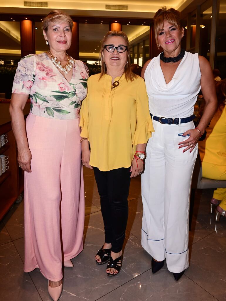 Sonia Espínola, Myriam Portillo y Gloria Cabello.