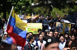 Estudiantes universitarios se manifiestan en Caracas, Venezuela.
