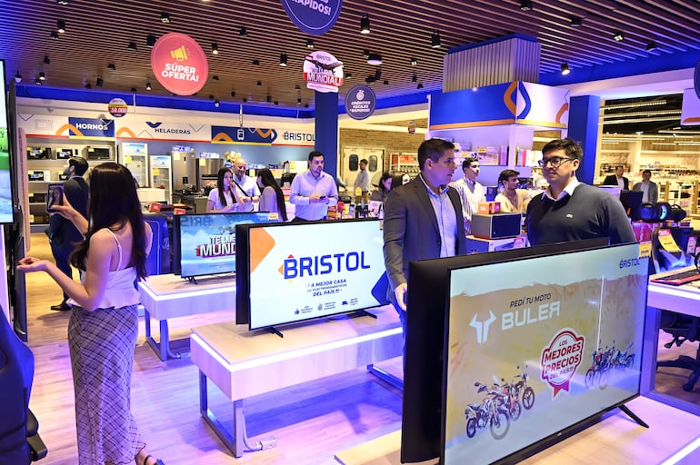 Bristol Express se complementa con una experiencia personalizada brindada por asesores capacitados, acompañando el horario de atención con los horarios de apertura de los
supermercados los 7 días de la semana, con procesos ágiles de compra y entrega.