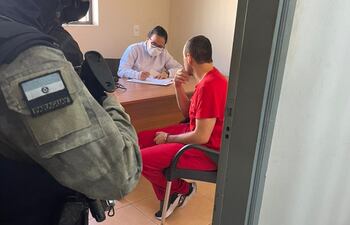 Miguel Ángel Insfrán Galeano, alias “Tío Rico”, durante su reingreso al penal de Minga Guazú.