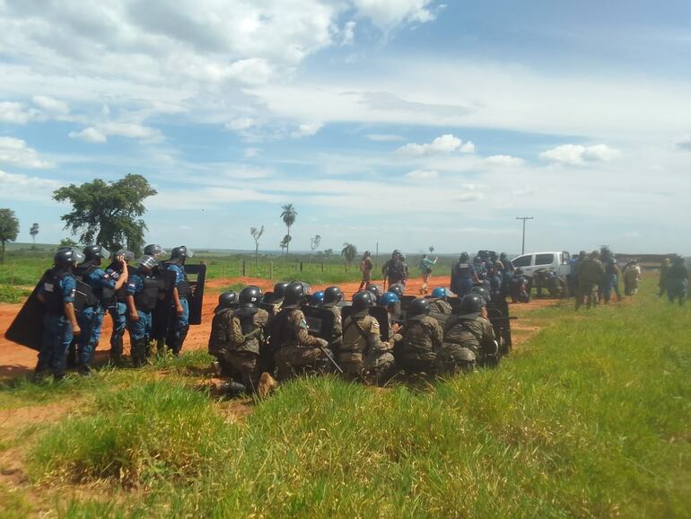 Fuerzas policiales en cercanías de la estancia Lusipar.
