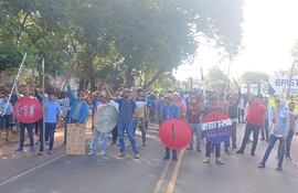El ambiente en la zona es tenso, con campesinos acampando a la vera de la ruta y un fuerte despliegue de la Policía Nacional que busca garantizar el libre tránsito.