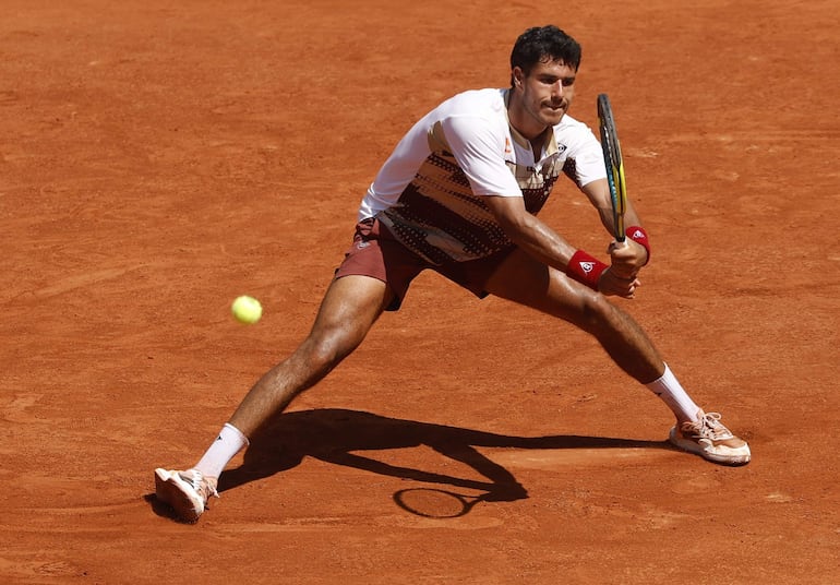 El tenista paraguayo Adolfo Daniel Vallejo en el partido frente a Moïse Kouamé por la segunda ronda del Roland Garros.