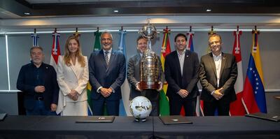 Los presidentes Isaac Álvarez (Liga Deportiva Universitaria de Quito), Diego Milito (Racing Club), Leila Pereira (Palmeiras) y Luiz Eduardo Baptista (Flamengo), luego de la reunión con el titular de la Conmebol, Alejandro Domínguez.