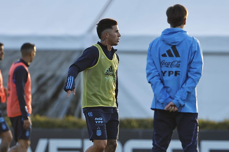 Enzo Fernández (c) camina durante un entrenamiento de la selección de Argetnina, en el predio de la AFA en Ezeiza a unos 37km de Buenos Aires (Argentina). Argentina se prepara para enfrentar a Ecuador y Bolivia en las Eliminatorias Sudamericanas para la Copa Mundial de 2026.