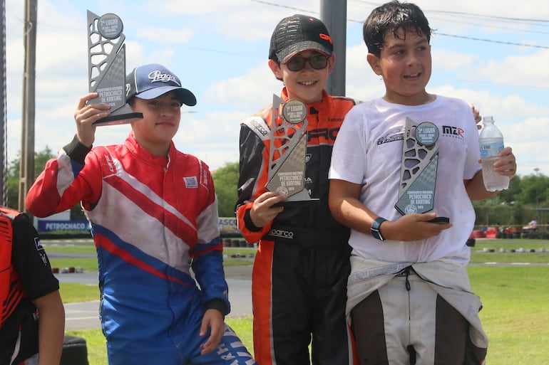 Tony Pugliesi (centro), Nelson Segovia (izq.) y Bruno Zaldívar en el podio de la Micro Max.