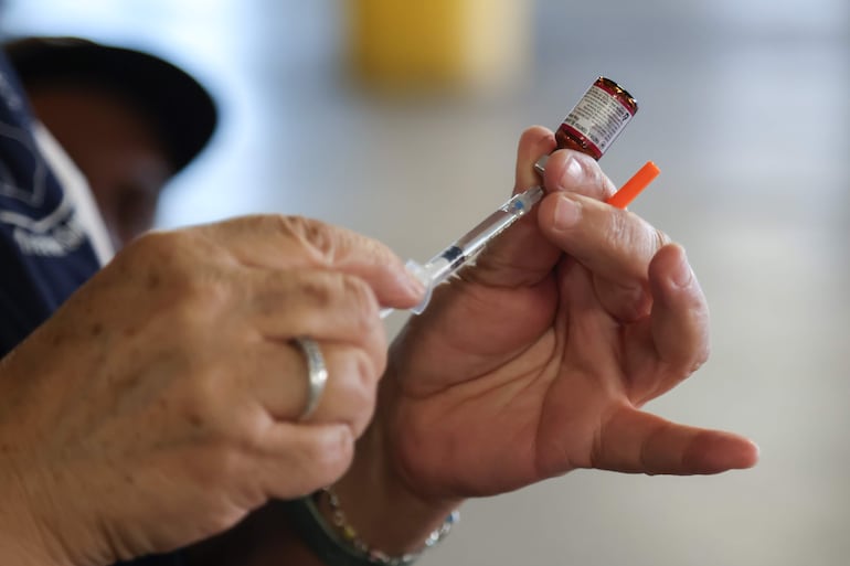 Personal de salud prepara una dosis de vacuna para su aplicación. 