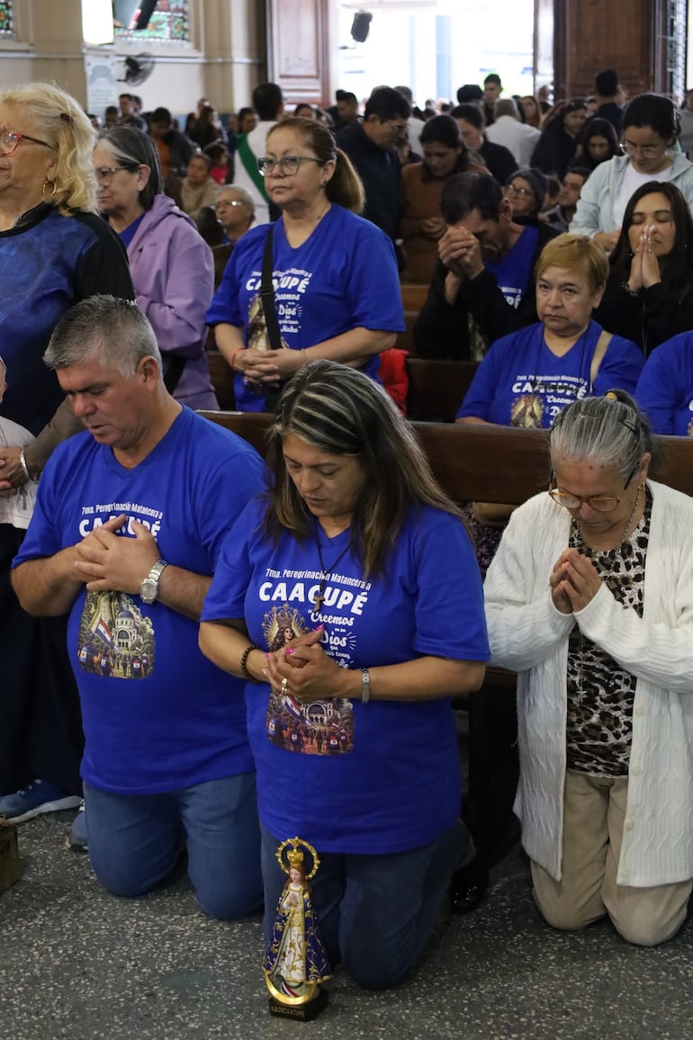 Como cada domingo, los fieles se congregan en la Basílica de Caacupé para participar de la celebración eucarística.