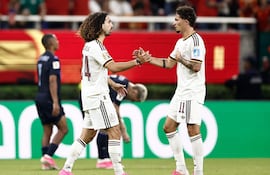 Marc Cucurella (izquierda) y Yeremy Pino, futbolistas de la selección española.